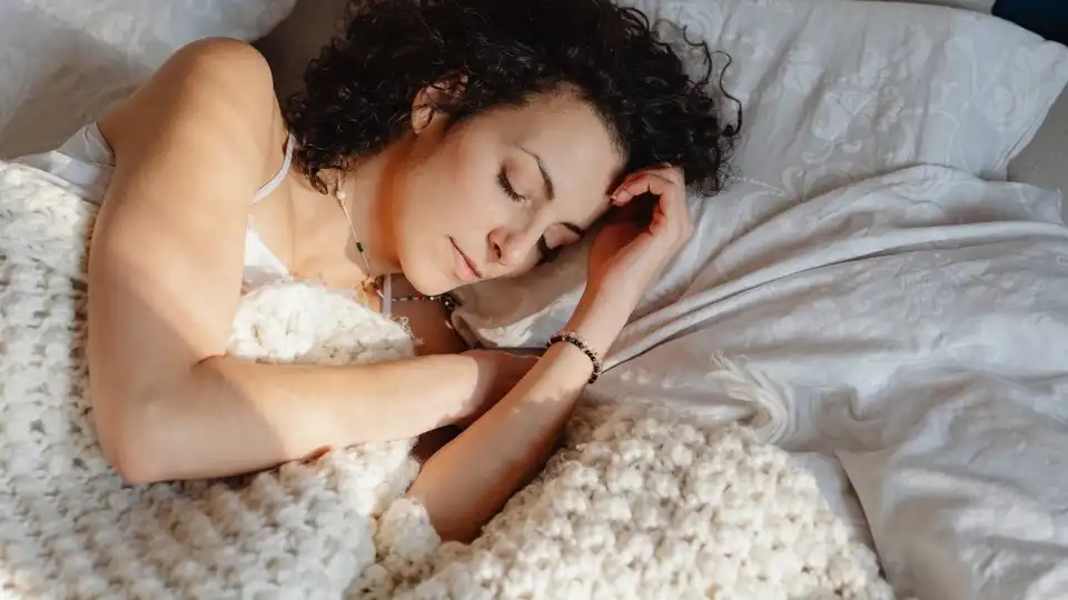 Capa do artigo Dormir com dor nas costas? 5 dicas de especialistas para aliviar o desconforto